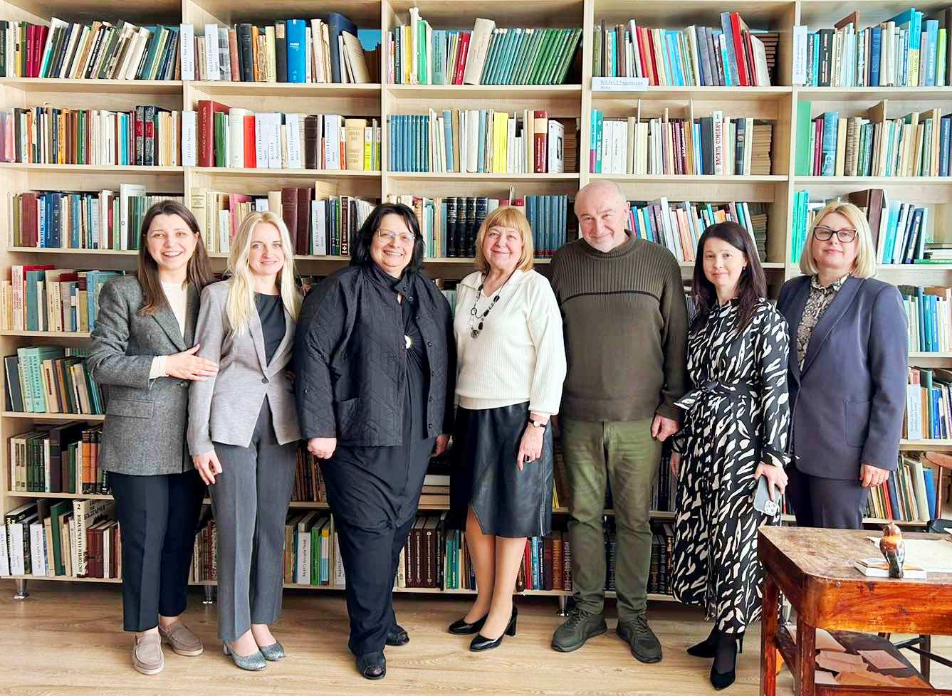 Разом з колегами-філологами в бібліотеці-музей, присв'яченій пам'яті В. Німчука.jpg